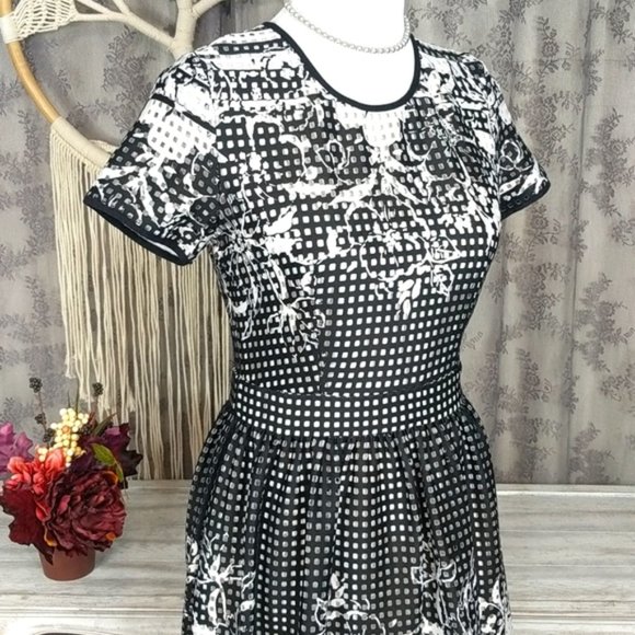 Gabby Skye floral laser cut fit and flare dress - Picture 9 of 13